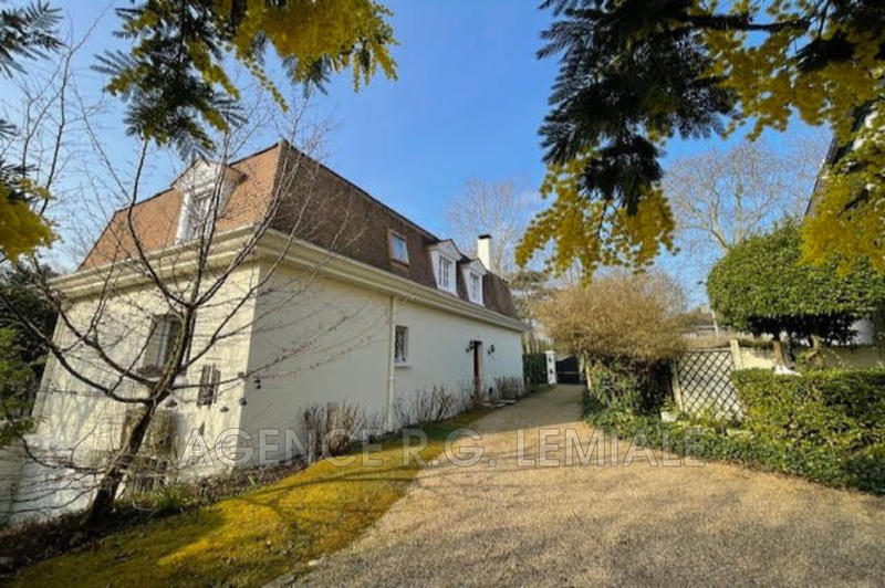 Maison - 275 m² - 15 pièces