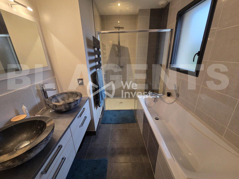 Maison - 180 m² - 9 pièces