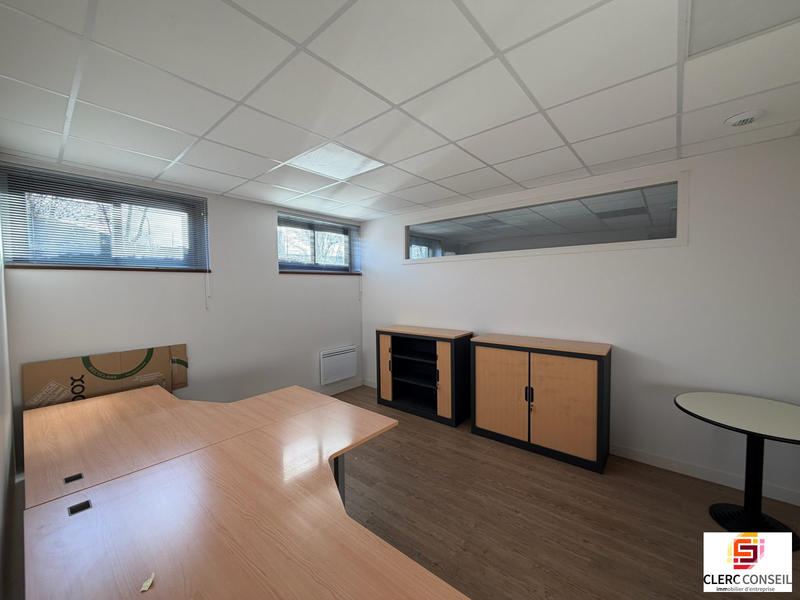 Bureau - 1 054 m²
