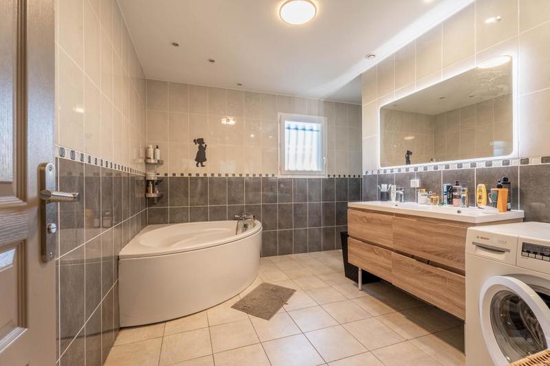 Propriété - 194 m² - 6 pièces