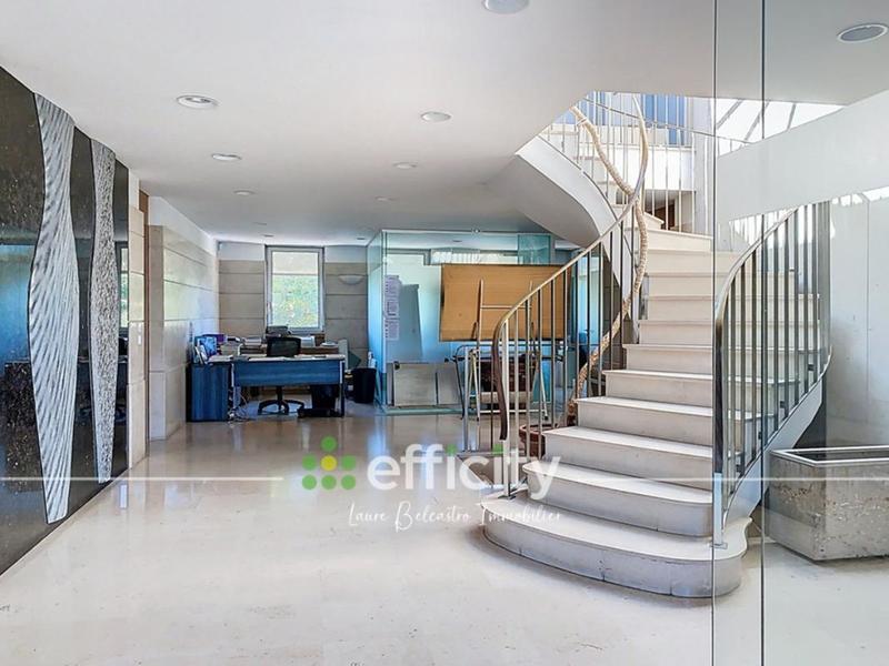 Local d'activité / Entrepôt - 670 m² - 25 pièces