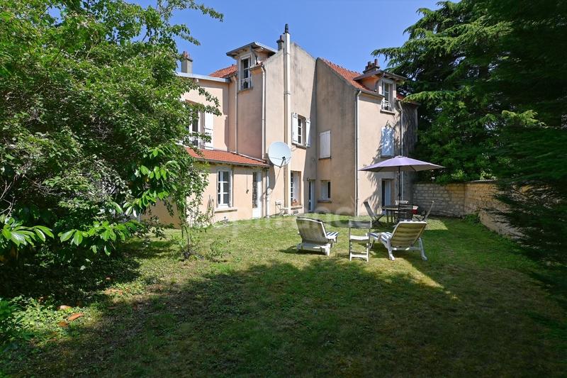 Maison - 230 m² - 9 pièces