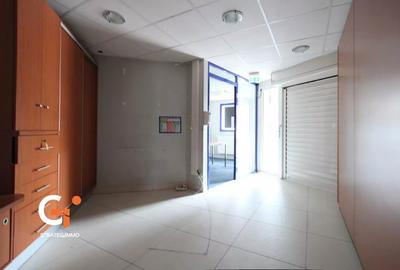 Local commercial - 91 m² - 5 pièces