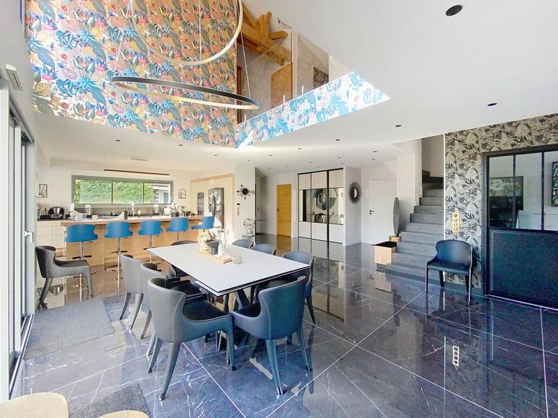 Propriété - 205 m² - 6 pièces