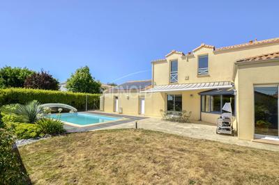 Maison - 236 m² - 8 pièces