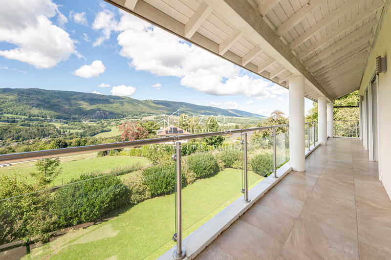 Maison - 228 m² - 8 pièces