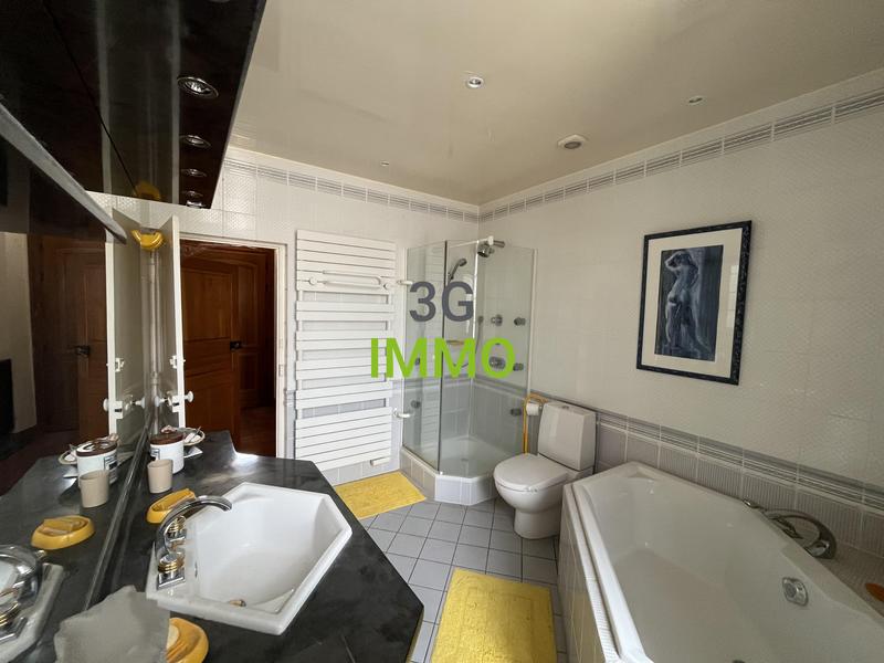 Maison - 255 m² - 9 pièces