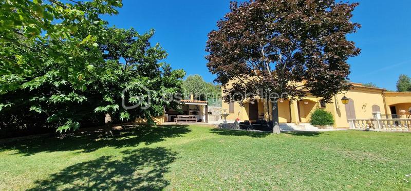 Propriété - 207 m² - 6 pièces