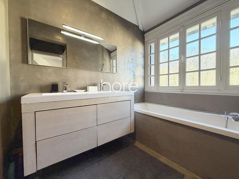 Maison - 290 m² - 9 pièces