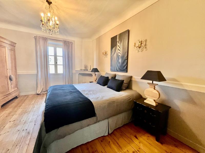 Propriété - 439 m² - 12 pièces