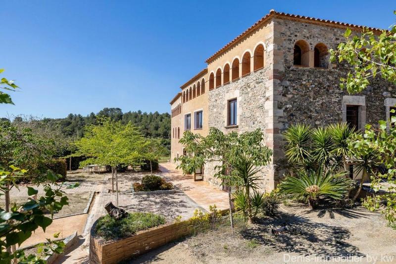 Propriété - 1 050 m² - 15 pièces