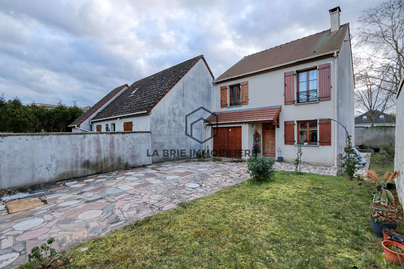 Maison - 90 m² - 5 pièces