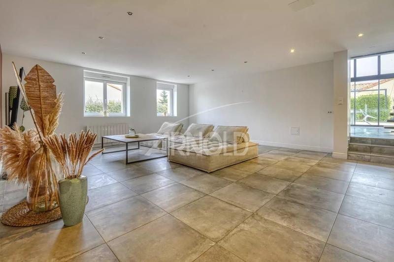 Maison - 220 m² - 9 pièces