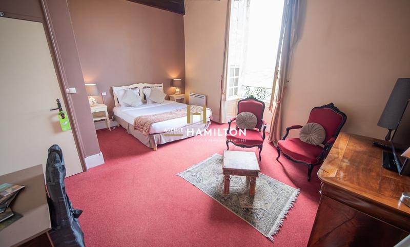 Demeure - 324 m² - 12 pièces