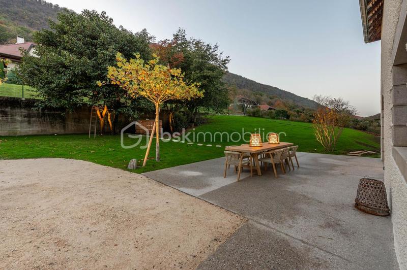 Maison - 303 m² - 8 pièces