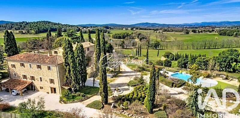 Maison - 1 950 m² - 20 pièces