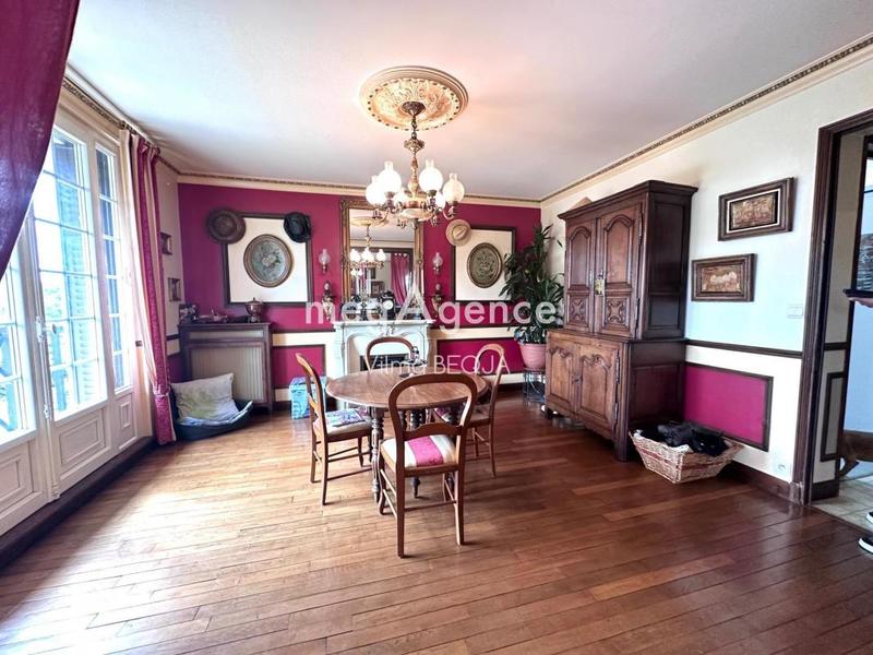 Maison - 220 m² - 7 pièces