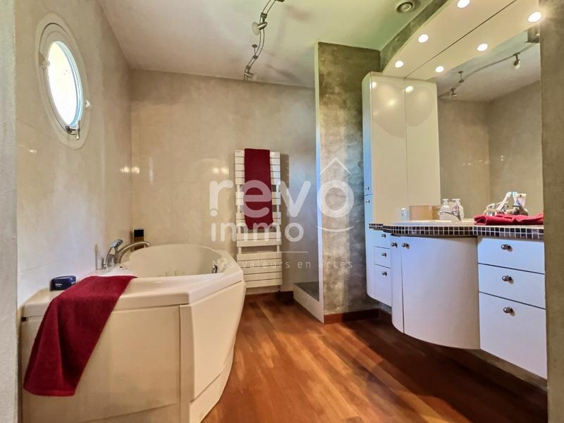 Maison - 223 m² - 8 pièces