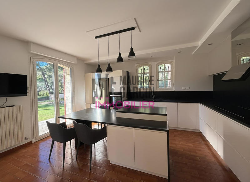 Maison - 250 m² - 14 pièces