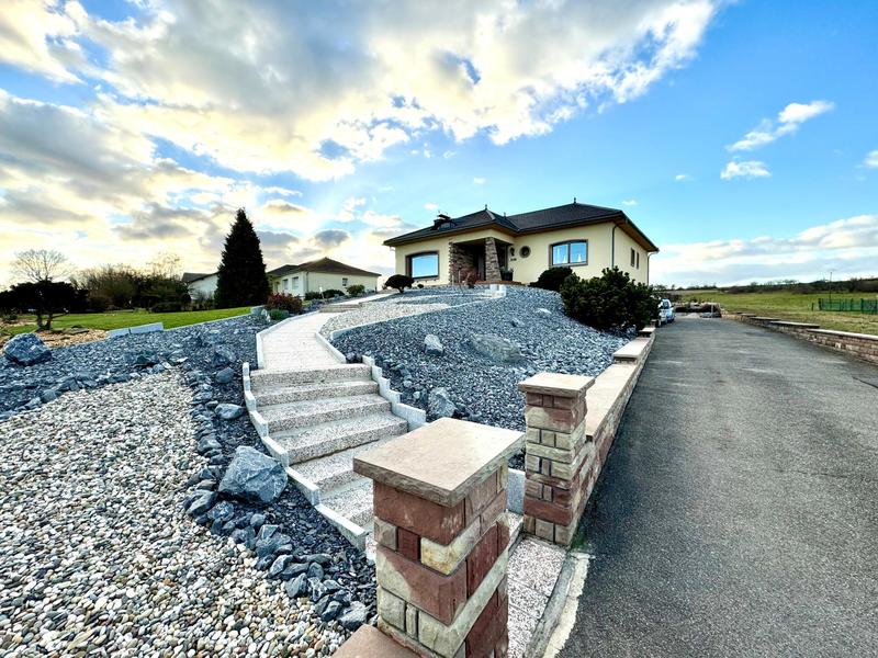 Maison - 256 m² - 8 pièces