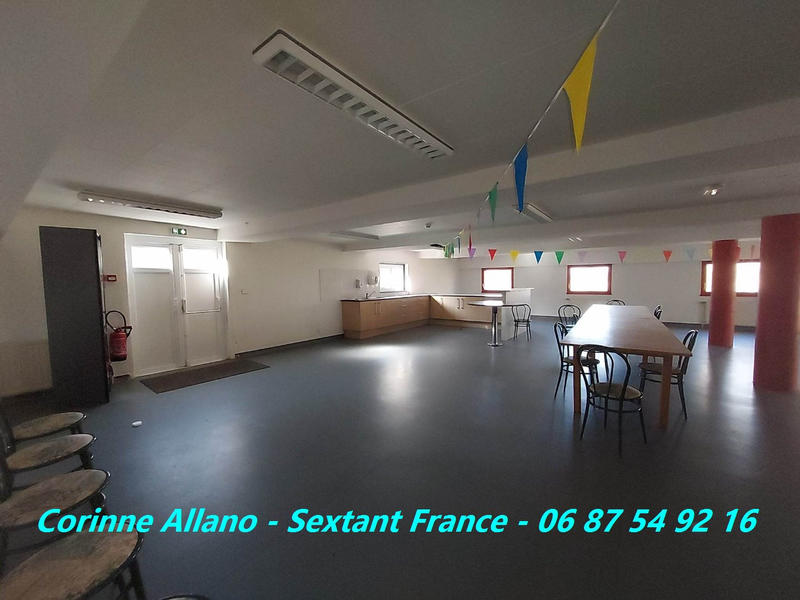 Maison - 1 528 m² - 40 pièces