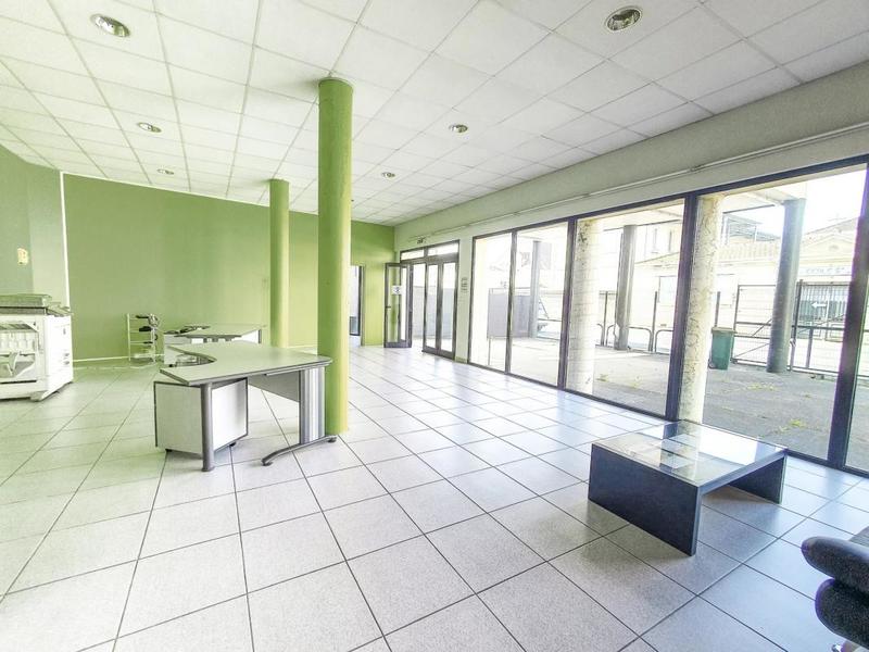 Local commercial - 111 m² - 3 pièces