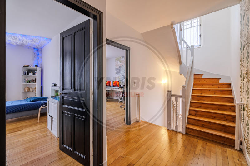 Maison - 351 m² - 13 pièces