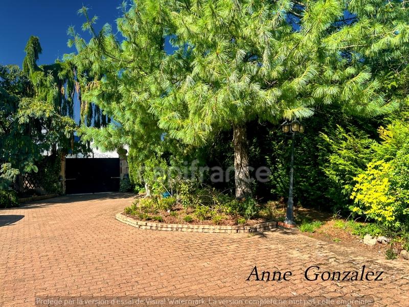 Maison - 221 m² - 7 pièces