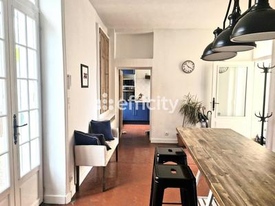 Maison - 374 m² - 9 pièces