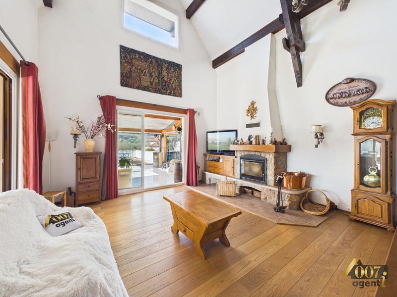 Maison - 237 m² - 7 pièces