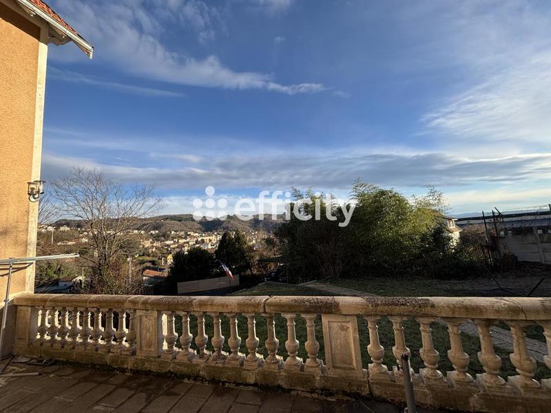 Maison - 270 m² - 11 pièces