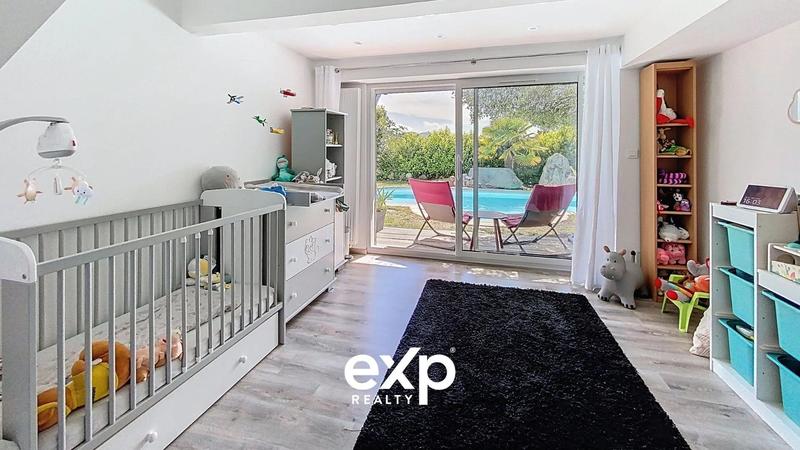 Maison - 219 m² - 9 pièces