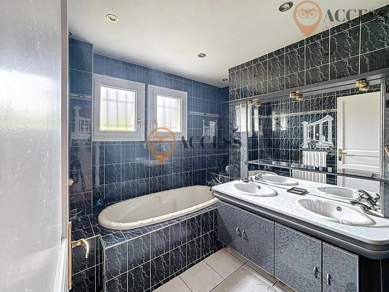 Maison - 180 m² - 8 pièces