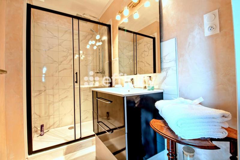 Maison - 400 m² - 12 pièces