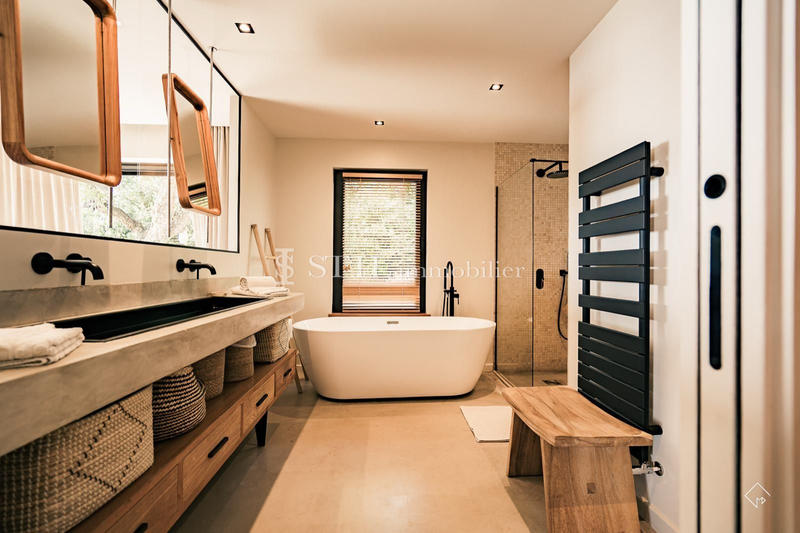 Villa - 347 m² - 9 pièces