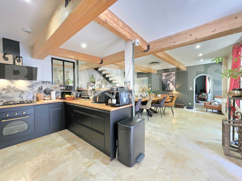 Maison - 280 m² - 8 pièces