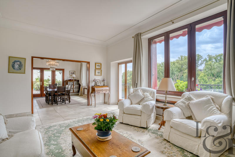 Maison - 275 m² - 8 pièces