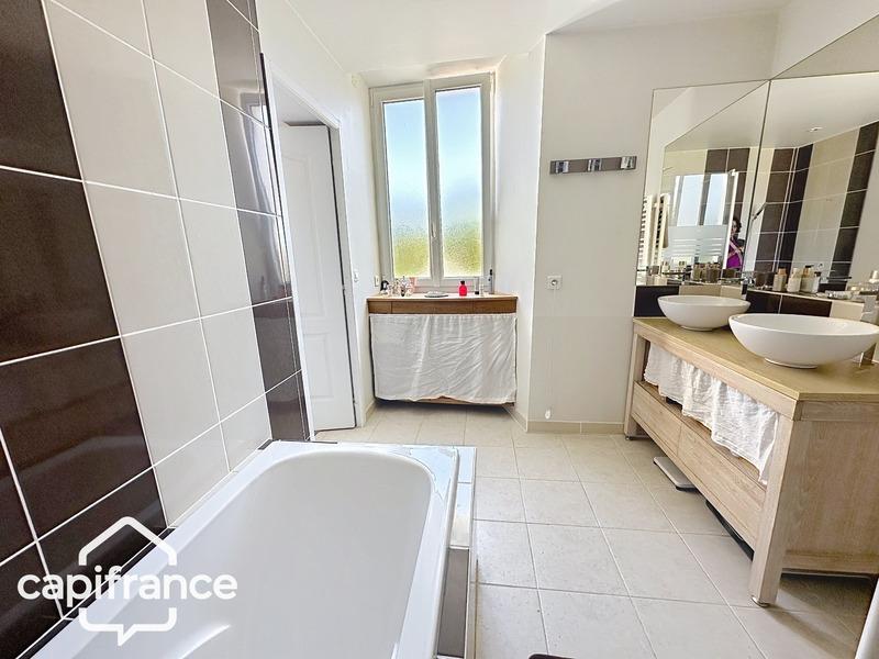 Maison en pierre - 208 m² - 9 pièces