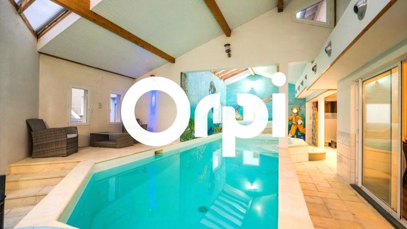 Maison - 330 m² - 9 pièces