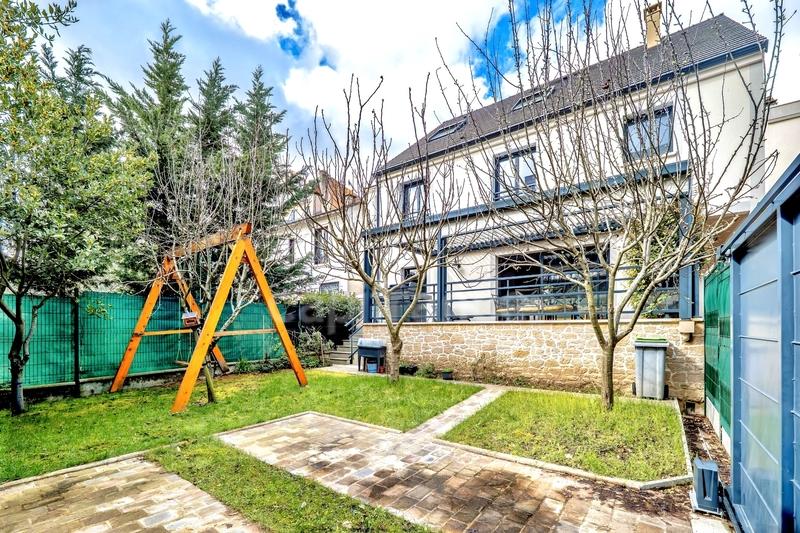 Maison - 214 m² - 8 pièces