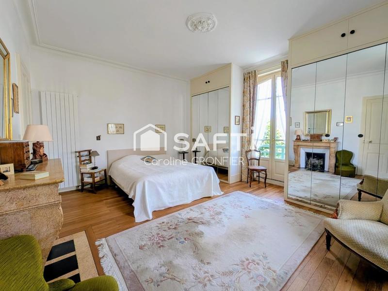 Maison - 208 m² - 10 pièces