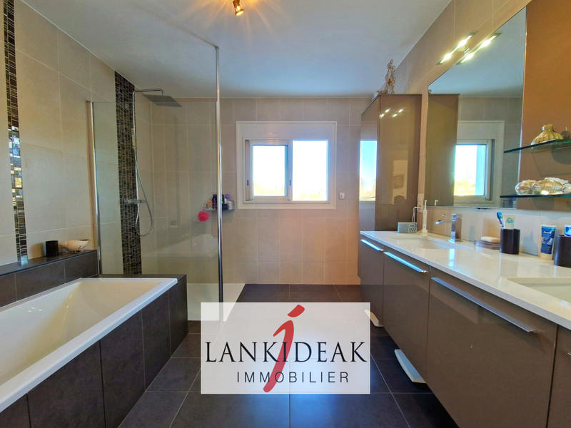 Maison - 204 m² - 6 pièces