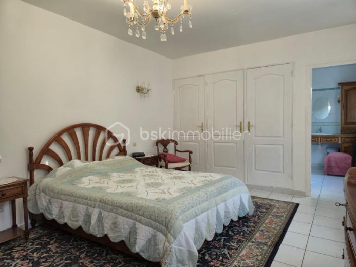 Maison traditionnelle - 235 m² - 8 pièces