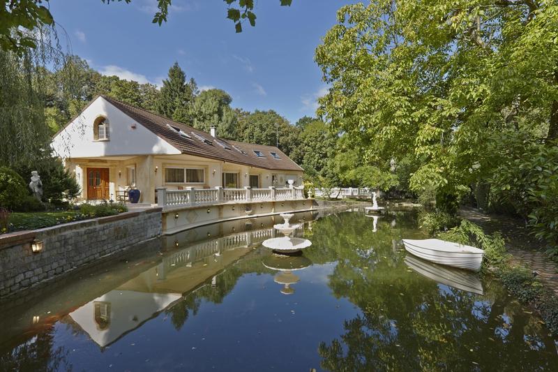 Maison - 296 m² - 10 pièces