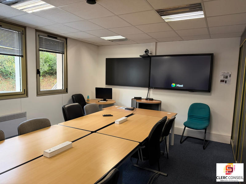 Bureau - 866 m²