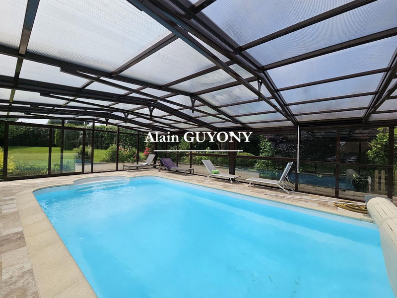 Maison traditionnelle - 249 m² - 7 pièces