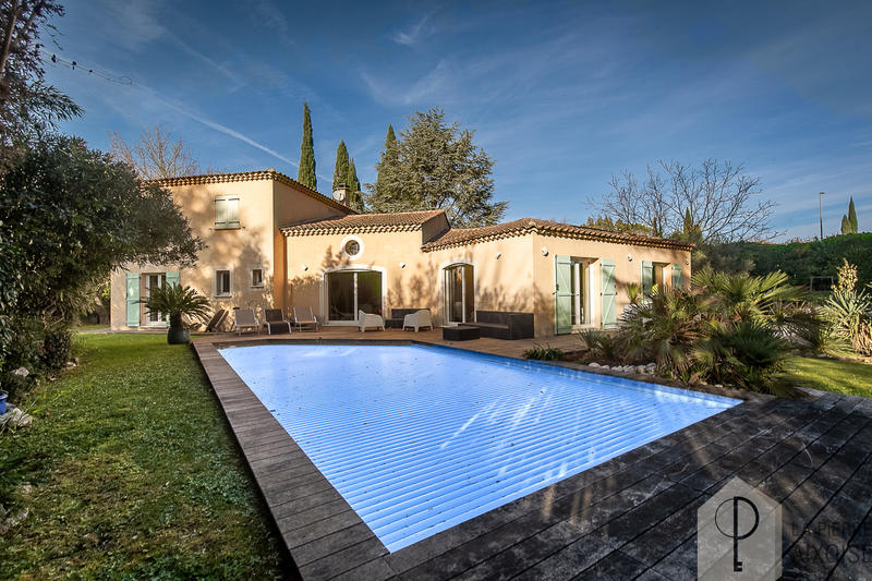 Villa - 216 m² - 6 pièces