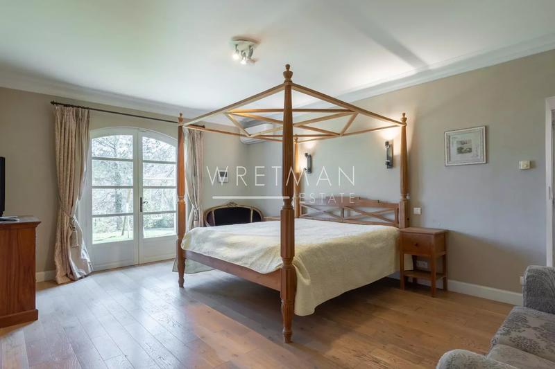 Maison - 280 m² - 7 pièces