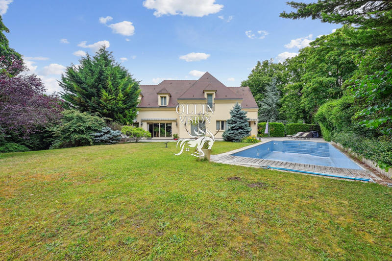 Maison - 365 m² - 12 pièces