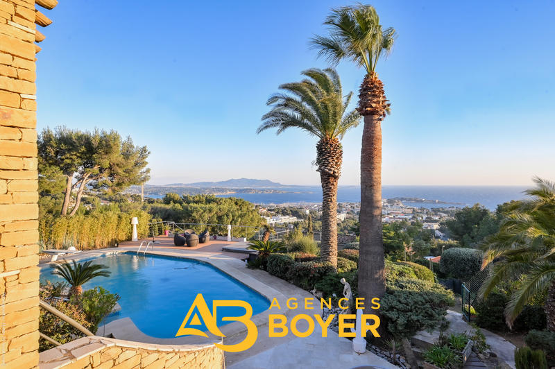 Maison - 300 m² - 8 pièces